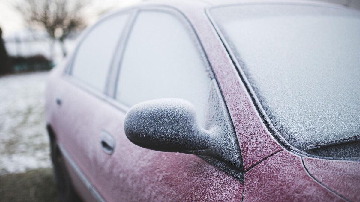    Как открыть заледеневшие в машине двери? © Freepik / kaboompics