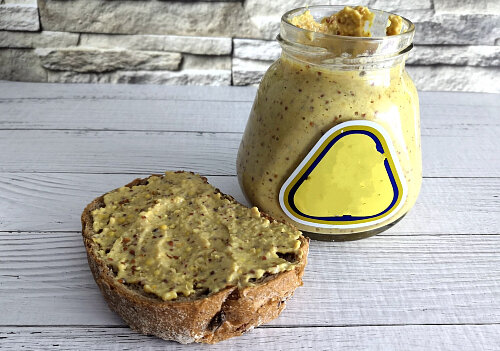 Горчица вкусна с хрустящей гренкой из черного хлеба