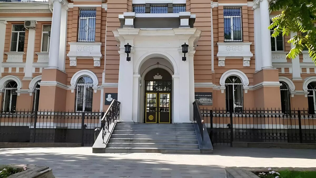     В Ростове планируют отреставрировать здание окружного суда на улице Социалистической, построенное в 1914 году, сведения об этом появились на портале ГИС ЕГРЗ.