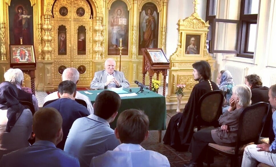 Алексей Ильич Осипов читает лекцию в храме.