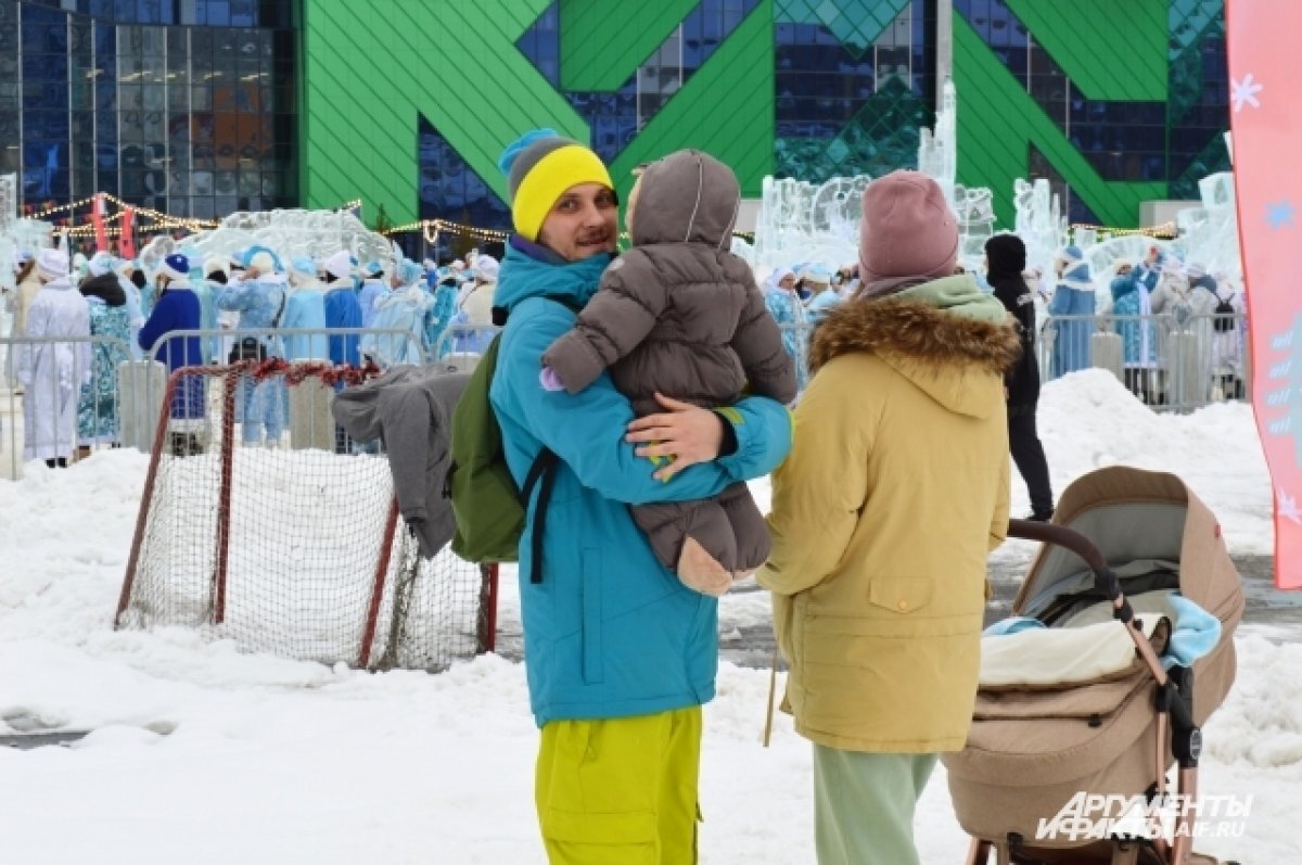    На зимний праздник пришло много семей.