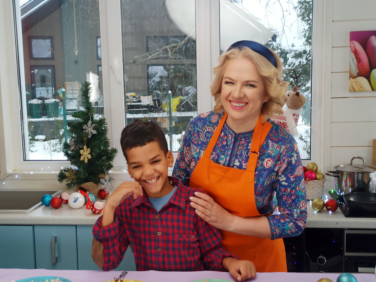 С младшим внуком Себастьяном на съёмке рубрики для программы  "Доброе утро" на 1 канале. Внук пробовал мои вареники.