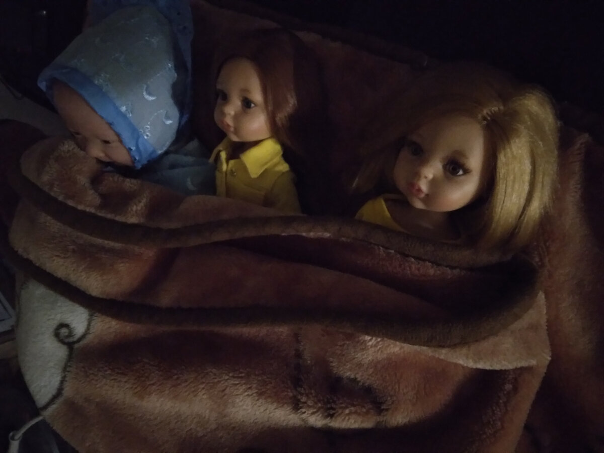 Муж привёз их поздно ночью, поэтому сразу уложила всех спать.  Лет двадцать так не делала, а тут вдруг захотелось. 