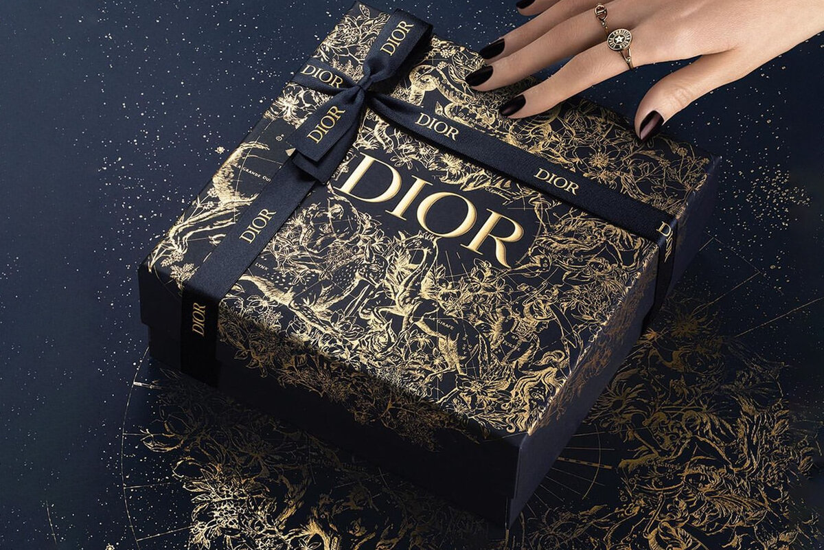     Что подарить подруге на Новый год: от стильной косметички до необычного сертификата