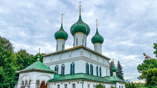 Три красивых храма Ярославля в одном месте. Вот умели же в те времена создавать такую красоту!