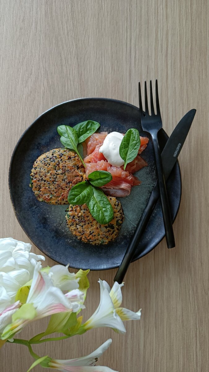 Подала с солёной горбушей и соусом из сметаны и горчицы. Украсила листиками шпината. 