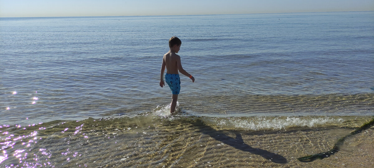 Сынишка пробует воду (Октябрь месяц) 