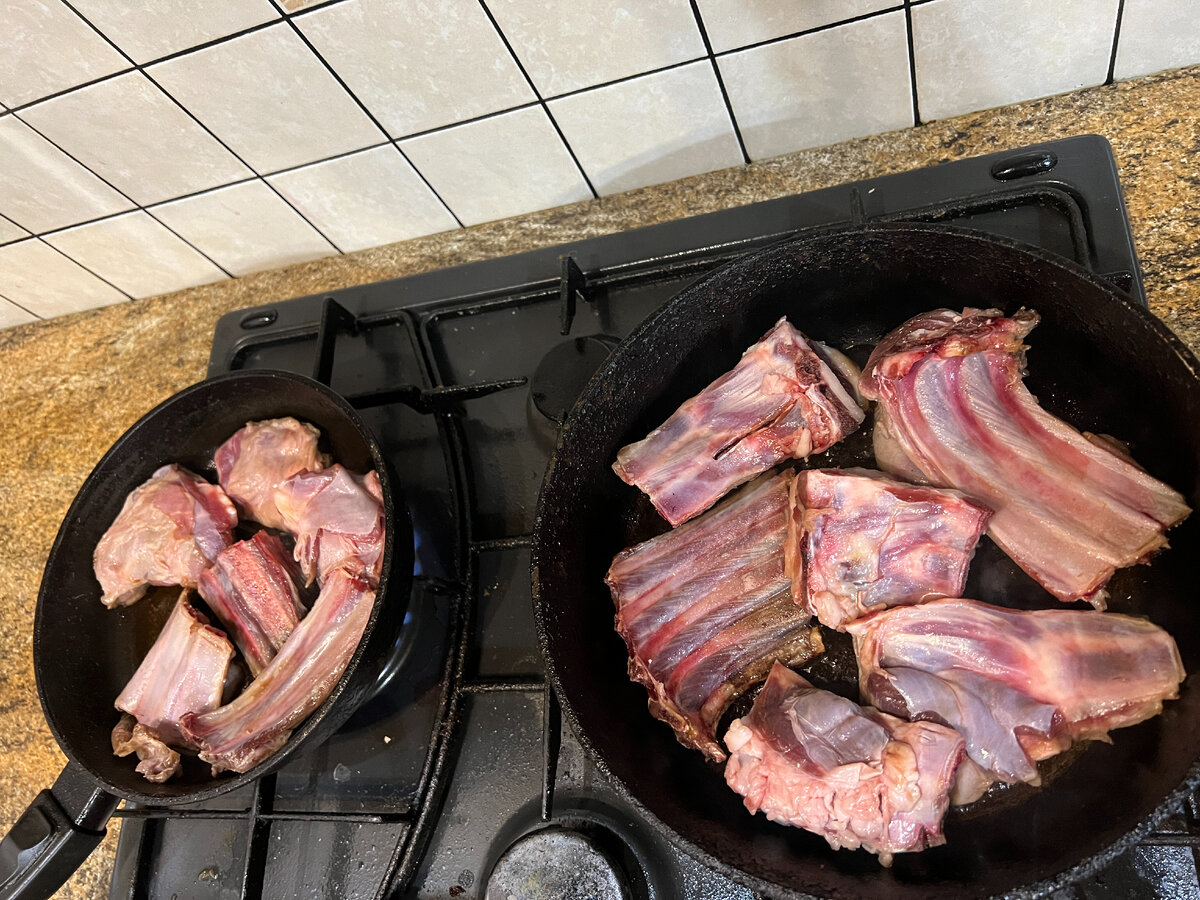 Порционные куски обжариваю на сильном огн, но недолго, до образования желтой "корочки"