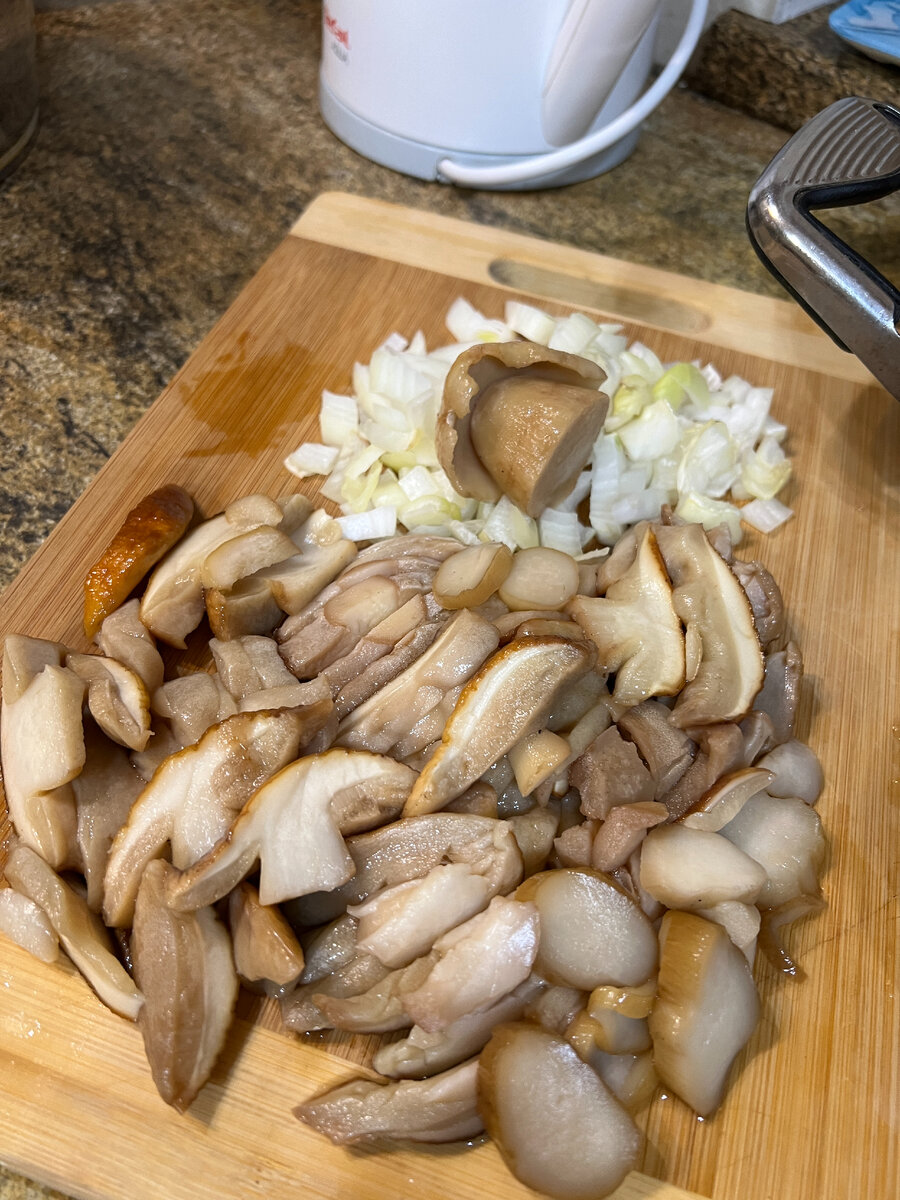 Грибы - пластинками, мельчить не стоит, пусть будут заметны