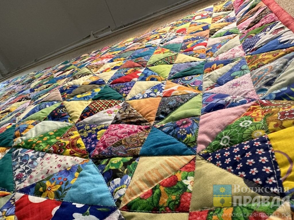     Ангел свободы и вязаный вертеп: в Картинной галерее открылась выставка волжских народных умельцев «Рукотворные чудеса»
