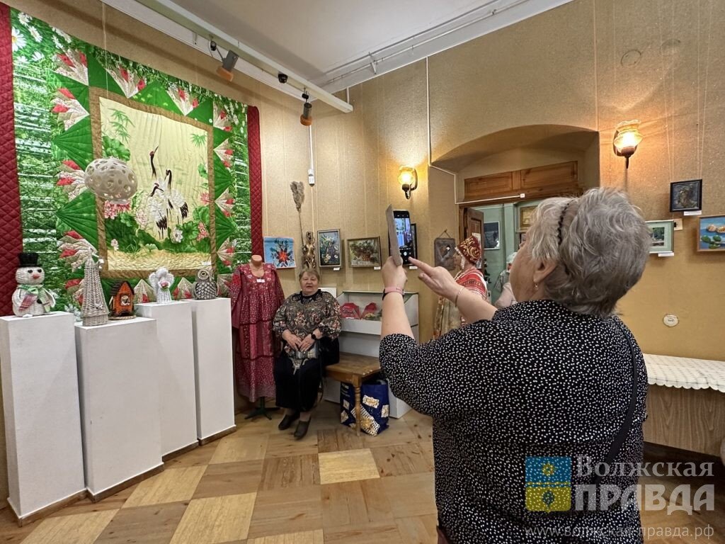     Ангел свободы и вязаный вертеп: в Картинной галерее открылась выставка волжских народных умельцев «Рукотворные чудеса»
