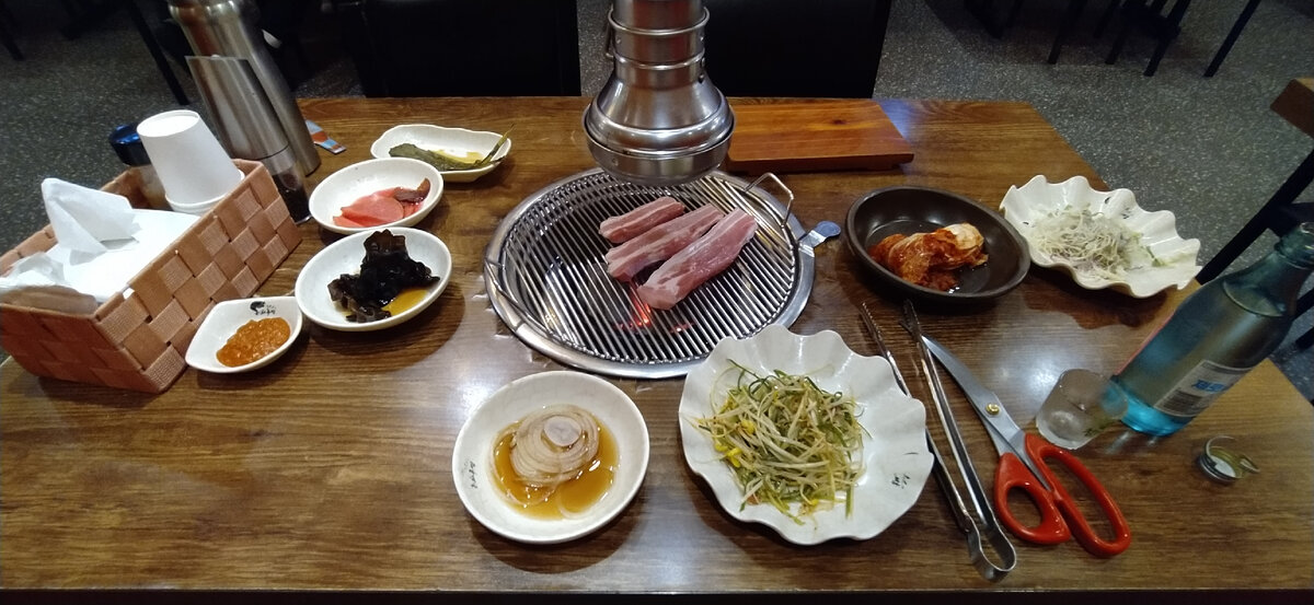 Корейское барбекю 🥩, стоимость мяса и традиционного корейского алкогольного напитка соджу - менее USD10 ($10), вода и  закуски бесплатны и безлимитны практически во всех заведениях РК