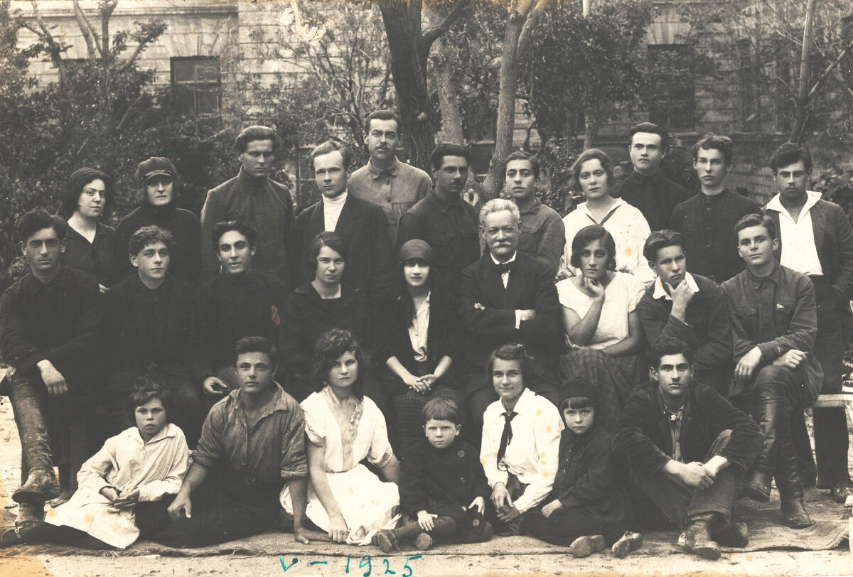 У здания бывшей мужской гимназии, Феодосия 1925 г., частное собрание.