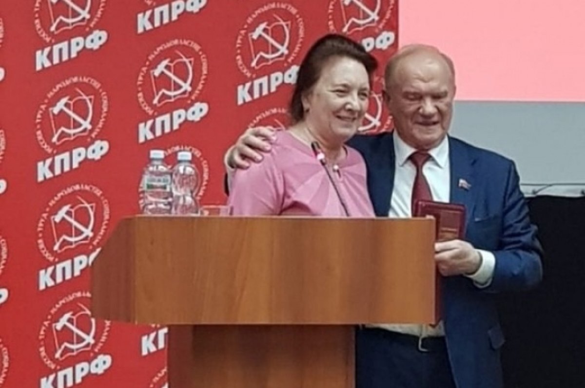    Глава Сталинградского обкома КПРФ побывала в объятиях лидера партии