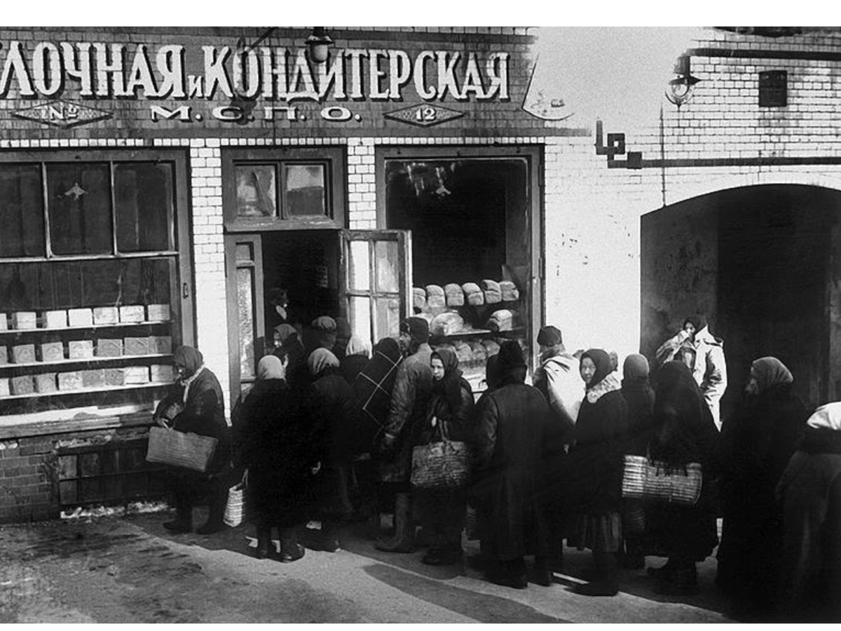 Очередь за хлебом в блокадном ленинграде. Блокада Ленинграда очередь за хлебом. Очередь за хлеьом блакада Ленинграда. Блокада Ленинграда хлеб очередь.
