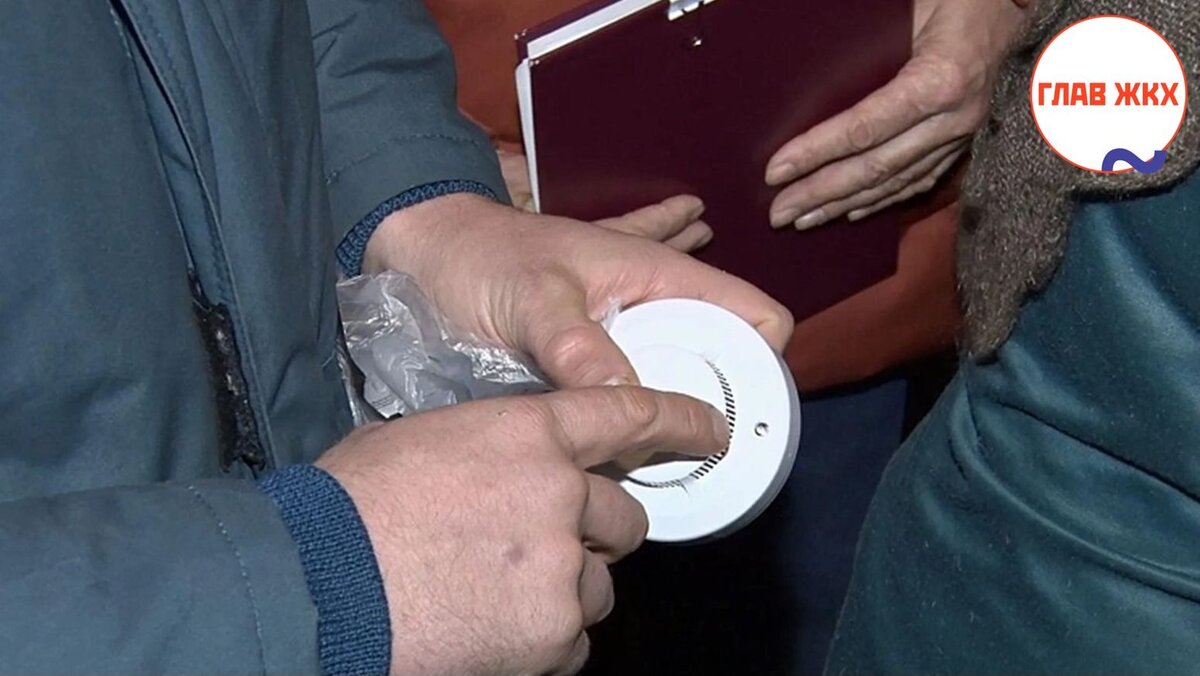 Дымовые извещатели устанавливают в Клинские квартиры пенсионеров и многодетных 