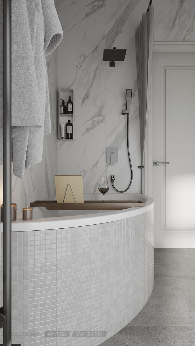 Интерьер ванной, белая угловая ванна с мозаикой