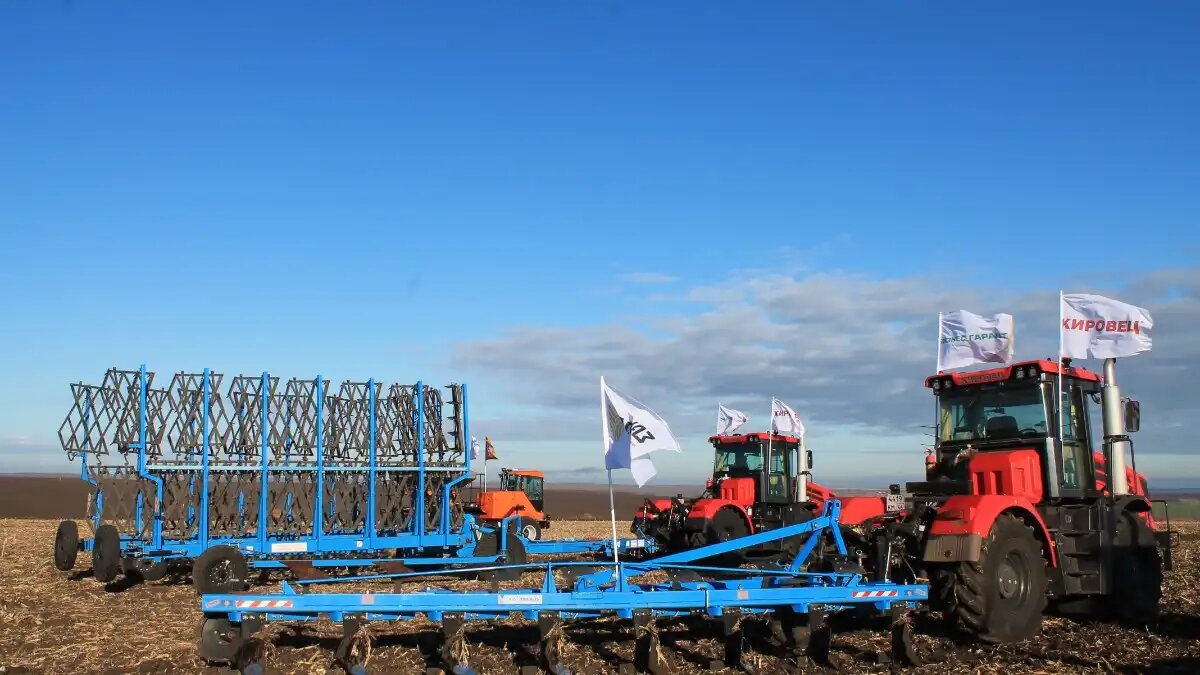 Фото: © Артём Борисов / Glavpahar.ru По  данным Росспецмаш отгрузки российских плугов и борон на внутренний  рынок РФ за 10 месяцев 2023 года сократились на 16% и 22% по сравнению с  аналогичным периодом 22 года