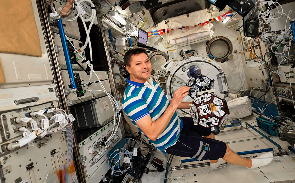 Олег Кононенко в ЭМ Kibo с свободно летающими роботами Astrobee. Фото: nasa.blog.com