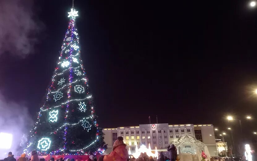    Огни зажгли на главной елке Ижевска