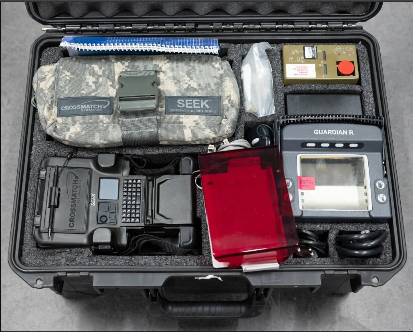 Комплект SEEK II в кейсе, слева устройства для дактилоскопии, справа - сканер сетчатки глаза