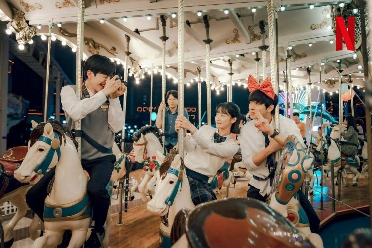 Кадр из дорамы «Время, позвавшее тебя / A Time Called You»