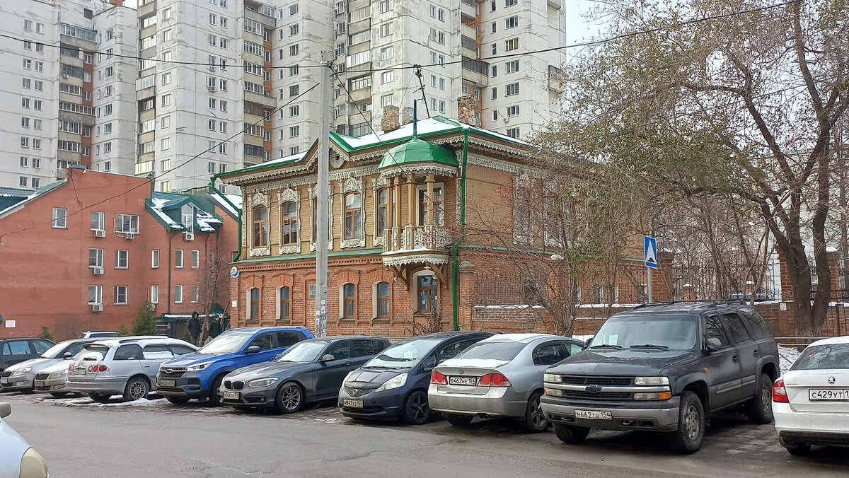 Рядом поликлиникой сохранился вот такой дом начала прошлого века