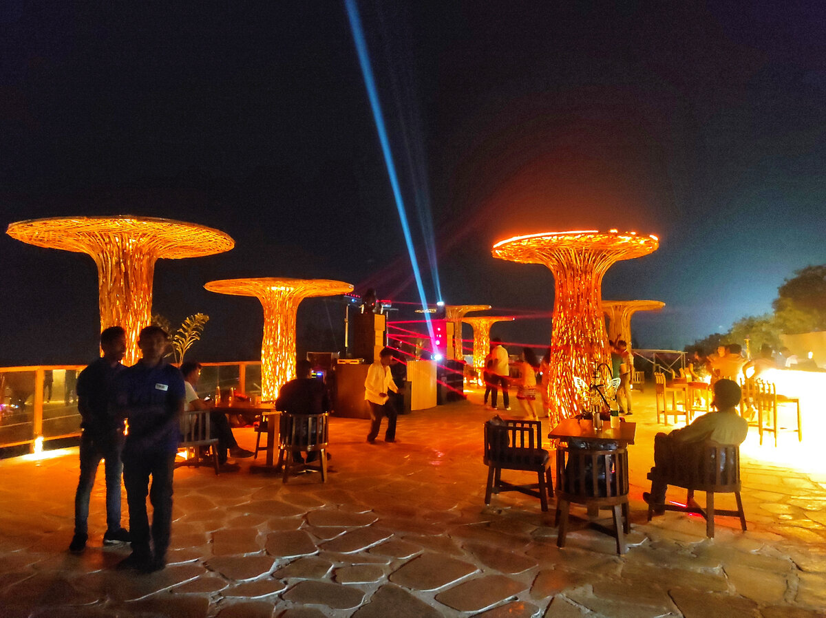 Новый клуб на горе между Мандремом и Арамболем