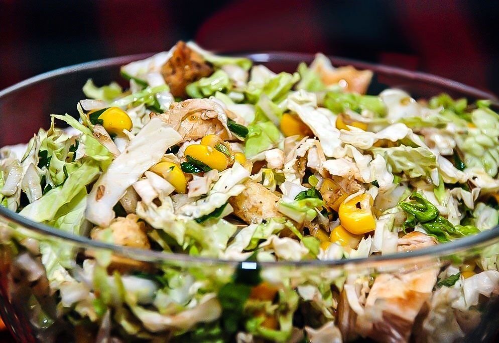 Салат с курой вкусный. Салат с пекинской капустой и кукурузой. Салат с пекинской капустой и кукурузой и курицей. Пекинская капуста кукуруза. Салат из пекинской капусты с копченой курицей.