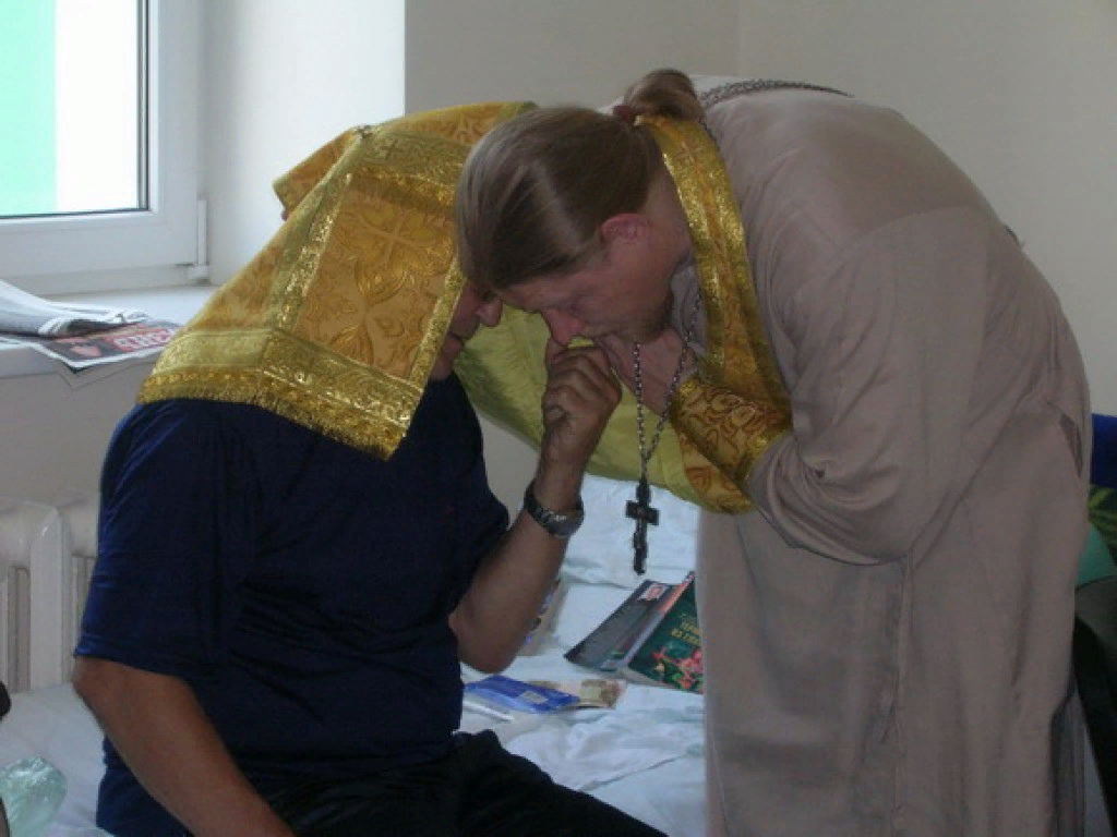 Священник у постели больного. Причастие тяжелобольного. Священник у постели больного. Соборование в больнице. Священнослужитель в больнице.