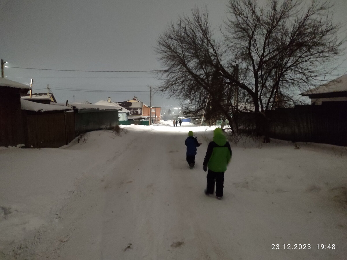 Вадя и Паша увидели знакомую местность и очень радуются, что не заблудились. Тут, конечно, это плохо видно, но поверьте мне на слово - они радуются