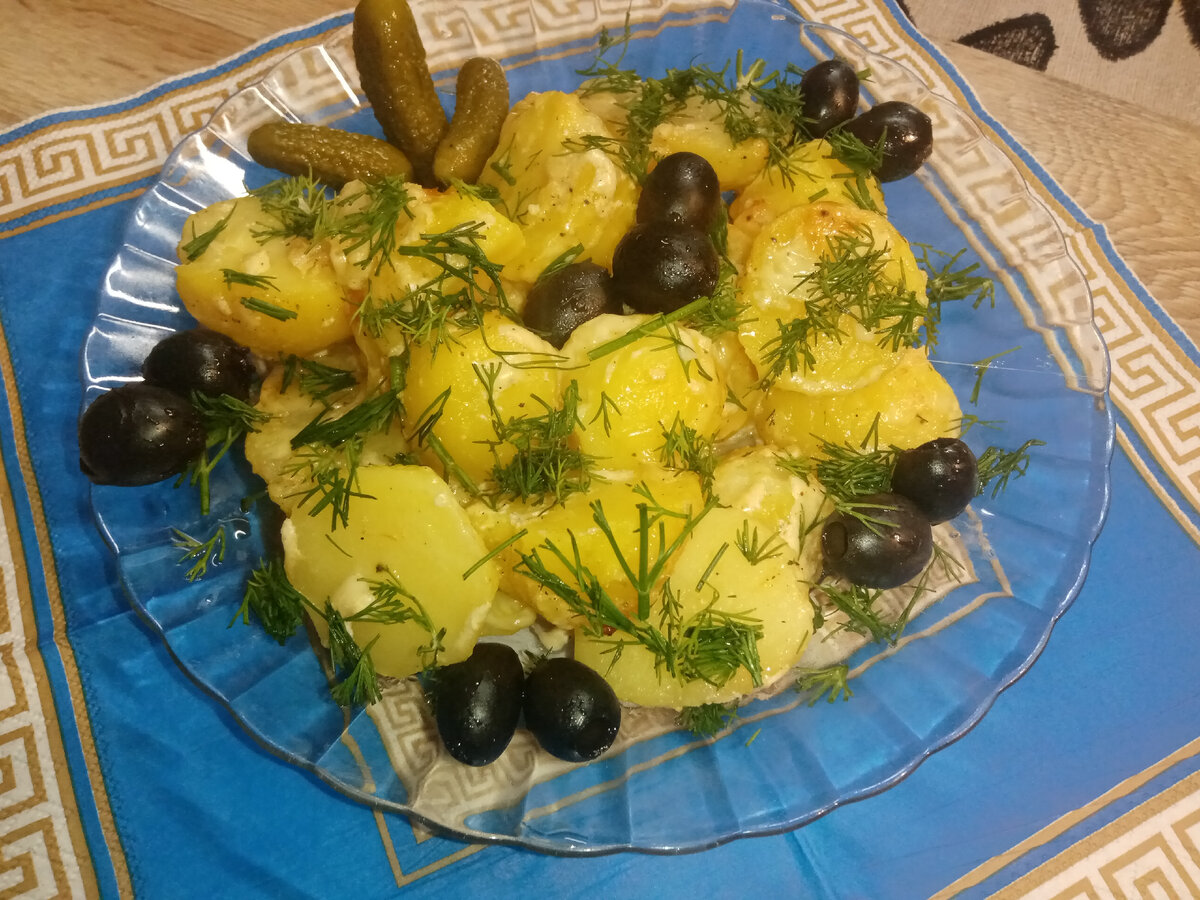 Картофель в сметанно-чесночном соусе.