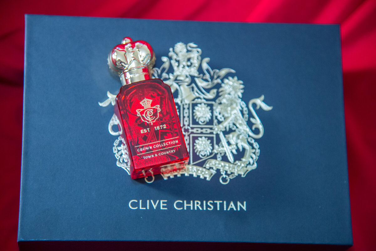 Приветствую вас! 
Недавно познакомилась с новинкой этого года - Crown Collection Town & Country. 