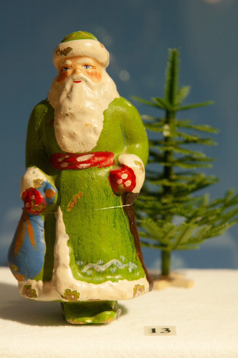 Подставочная фигура "Дед Мороз", автор И.В.Шибаршина, СССР, г. Москва, фабрика "Папье-маше", 1950-е гг. Опилки, клей, вакуумное литьё, покраска, лакировка.