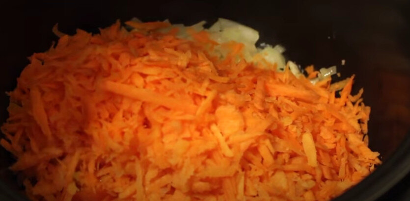 Поджариваем лук и морковь