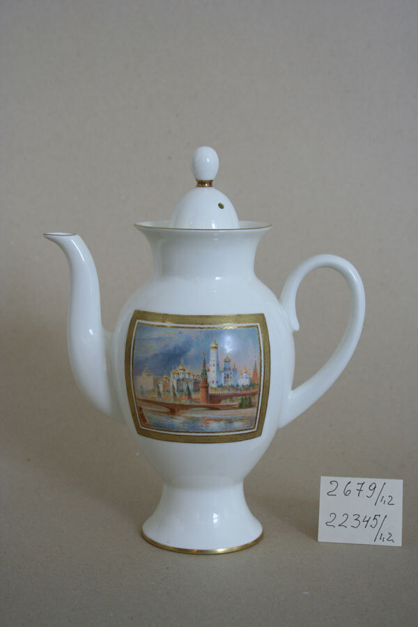 Сервиз "Москва Златоглавая". 1987. Автор формы Н.П. Славина. Автор росписи Ю.Я. Жгиров. Кофейник с крышкой. Бюджетное учреждение культуры Омской области "Омский областной музей изобразительных искусств имени М.А. Врубеля". Листаем галерею вправо.