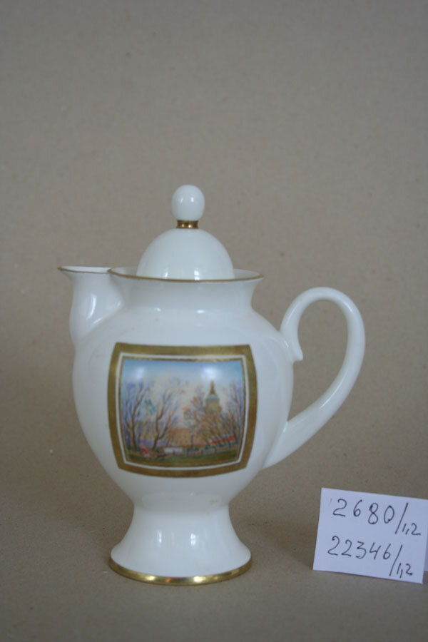 Сервиз "Москва Златоглавая". 1987. Автор формы Н.П. Славина. Автор росписи Ю.Я. Жгиров. Сливочник с крышкой. Бюджетное учреждение культуры Омской области "Омский областной музей изобразительных искусств имени М.А. Врубеля".