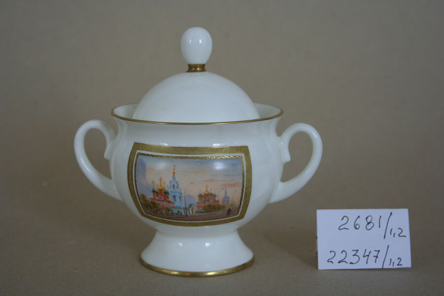 Сервиз "Москва Златоглавая". 1987. Автор формы Н.П. Славина. Автор росписи Ю.Я. Жгиров. Сахарница с крышкой. Бюджетное учреждение культуры Омской области "Омский областной музей изобразительных искусств имени М.А. Врубеля".