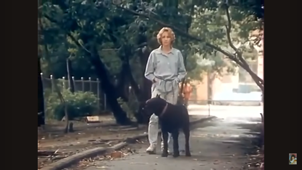 Анна с Нюркой. Кадр из фильма "Воспитание жестокости у женщин и собак", источник https://www.youtube.com/watch?v=uMmI3gBHVvk&t=1361s