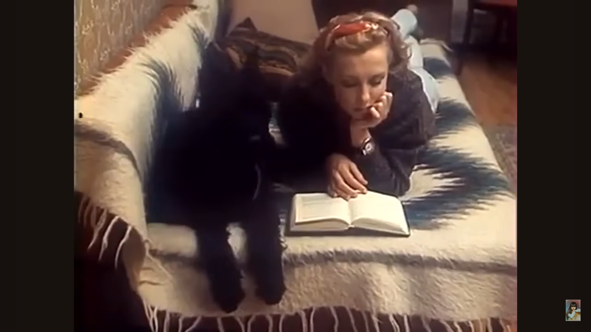 Анна и щенок. Кадр из фильма "Воспитание жестокости у женщин и собак", источник https://www.youtube.com/watch?v=uMmI3gBHVvk&t=1361s