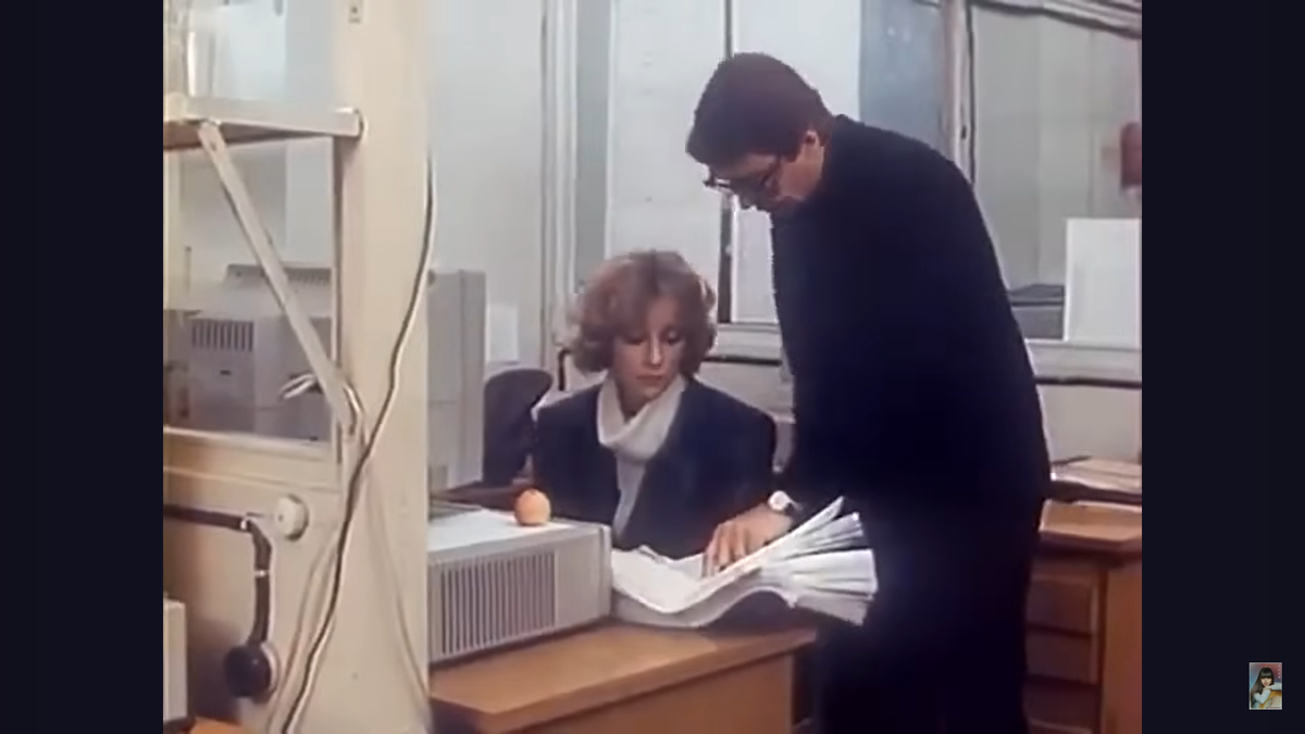 Анну не ценят на работе. Кадр из фильма "Воспитание жестокости у женщин и собак", источник https://www.youtube.com/watch?v=uMmI3gBHVvk&t=1361s