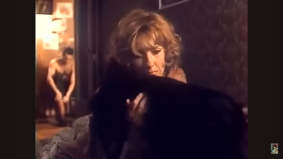 Она встречается с женатым мужчиной. Кадр из фильма "Воспитание жестокости у женщин и собак", источник https://www.youtube.com/watch?v=uMmI3gBHVvk&t=1361s