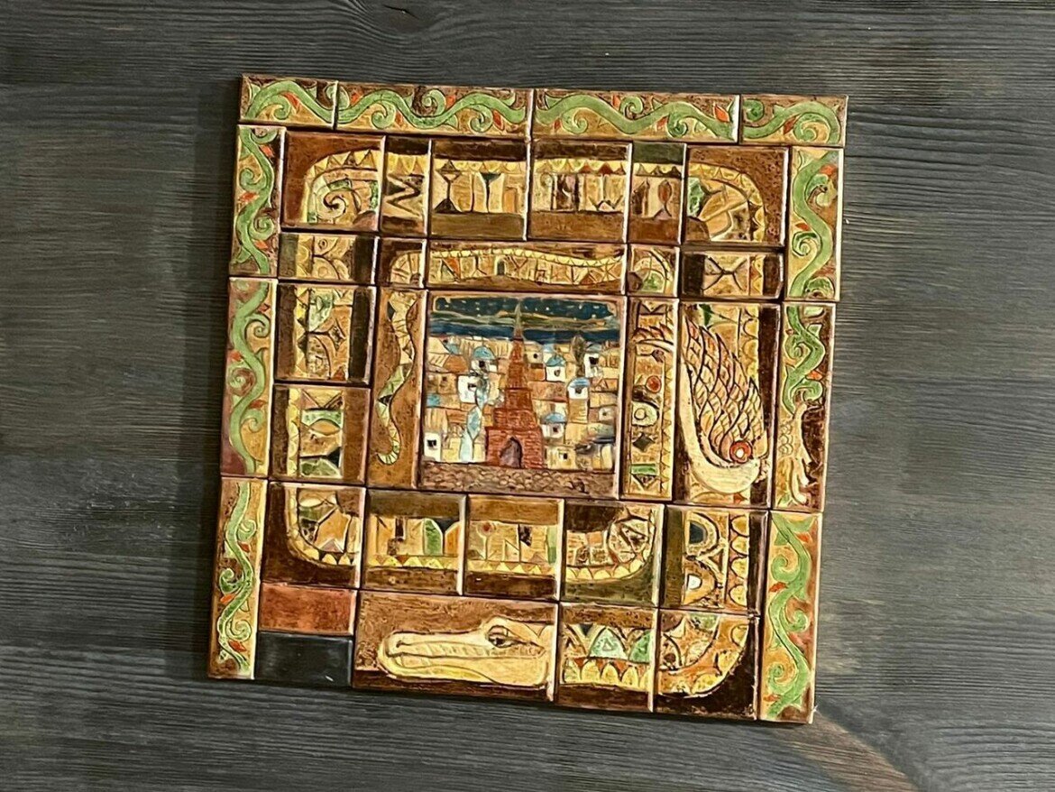 ​«Древняя Казань». Керамическая плитка на деревянной основе, ангобы, надглазурная краска. Участник 3-го Уральского триеннале декоративно-прикладного искусства. 2022. Фото: предоставлено Рустемом Шамсутовым