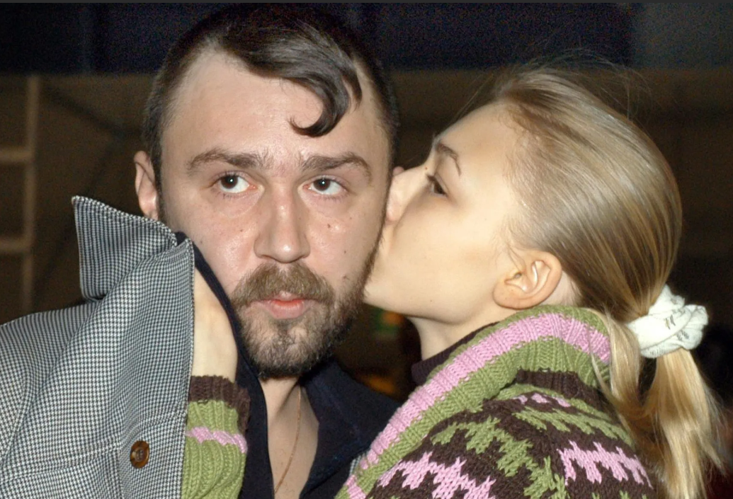 Свою первую роль актриса получила в 13 лет. Слава вскружила ей голову, а многочисленные романы препятствовали учёбе, поэтому школу она закончила со справкой вместо аттестата.-4-2