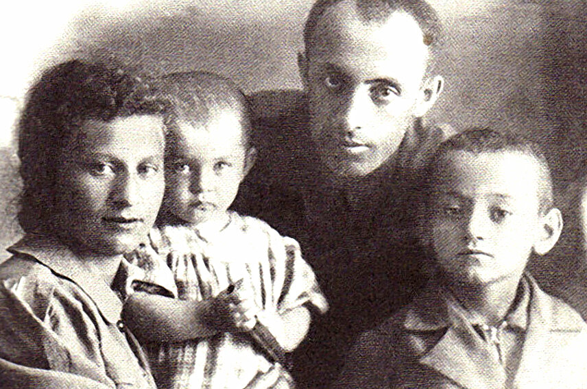 Семен Фарада (справа), его отец Лев Соломонович Фердман, мама Ида Давыдовна и сестра Женя. Фото: votistoriya.ru