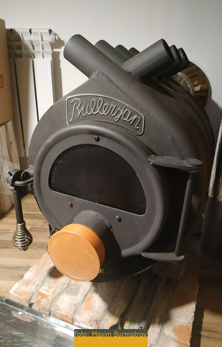 Когда печь не работает, я закрываю шибер и переднюю заслонку, а также вешаю «на морду» Булю пластиковую заглушку, чтобы хоть как-то перекрыть поток холодного воздуха, всасывающегося через дымоход.