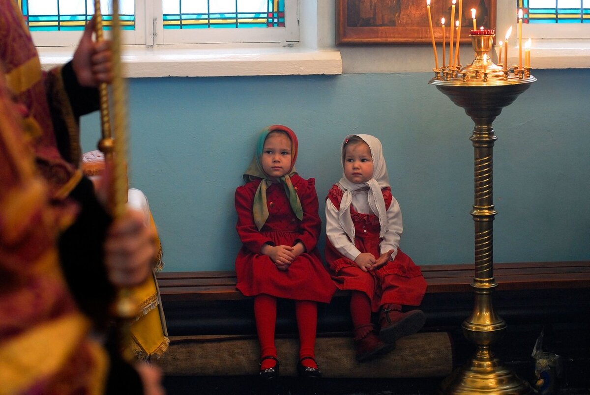 Люди в православном храме