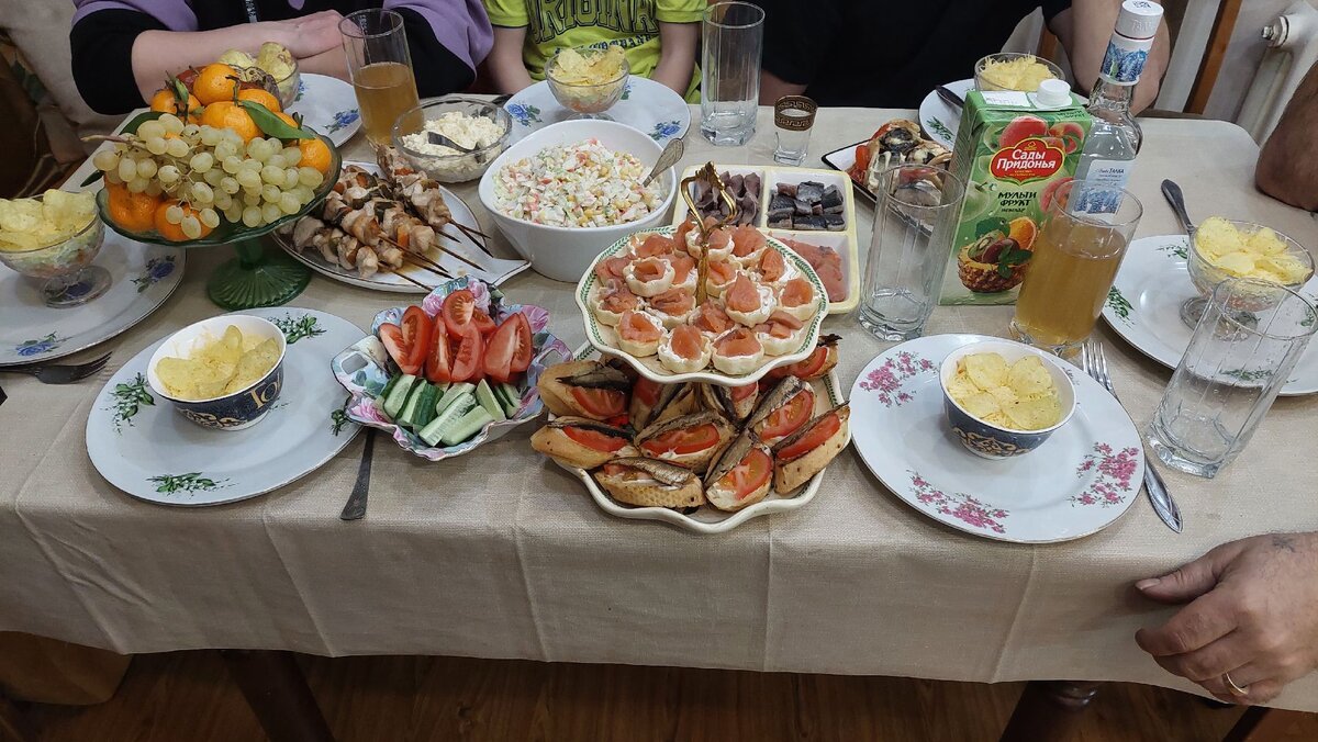 Рассаживаемся. Достаю пирог из духовки. Довариваю картошку.