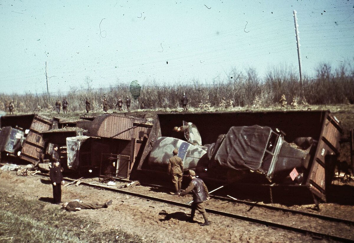 Сошедший с рельсов эшелон с техникой, 1942 год