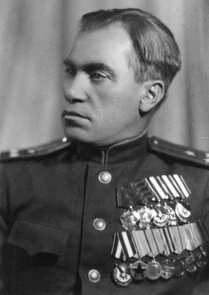 Илья Григорьевич Старинов (20 июля (2 августа) 1900, село Войново, Орловская губерния — 18 ноября 2000, Москва) — советский военный деятель и педагог. Организатор партизанского движения, разведчик-диверсант, полковник (1938), кандидат технических наук (1944), профессор (1984)